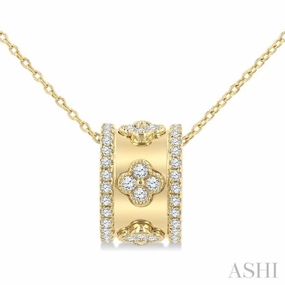 Artisan Detail 1/2 Ctw Round Cut Diamond Clover Fashion Pendant With Chain in 14K Yellow Gold