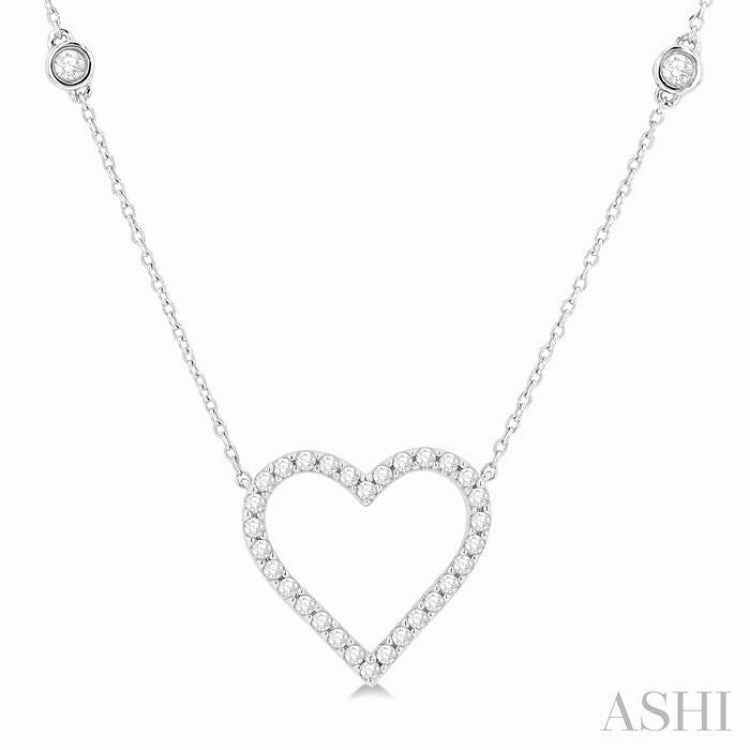 Summer Present 1/2 Ctw Round Cut Diamond Heart Fashion Station Necklace in 10K White Gold