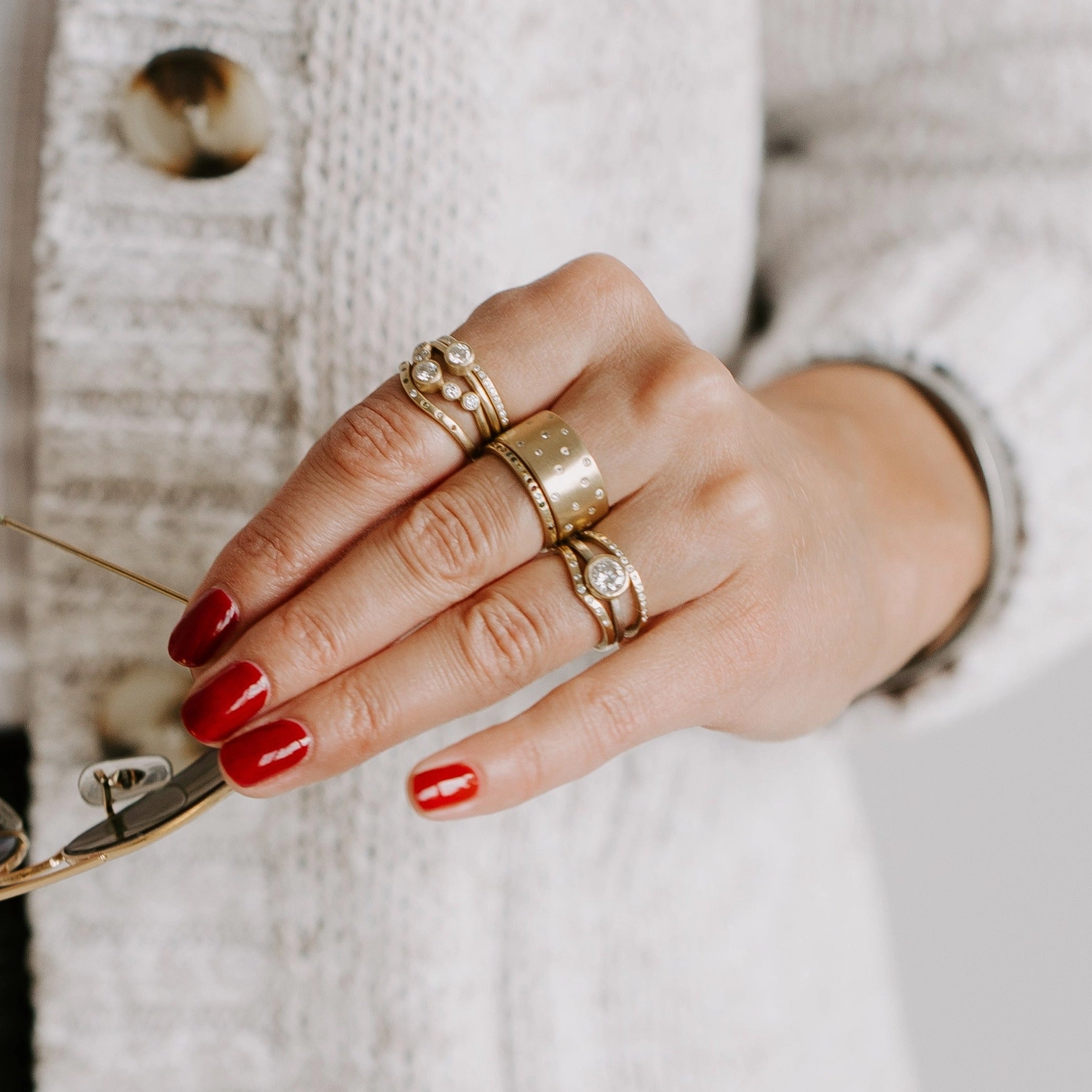 Exclusive Gifts Crown Shadow Band - 18ky Gold   Colored Diamonds