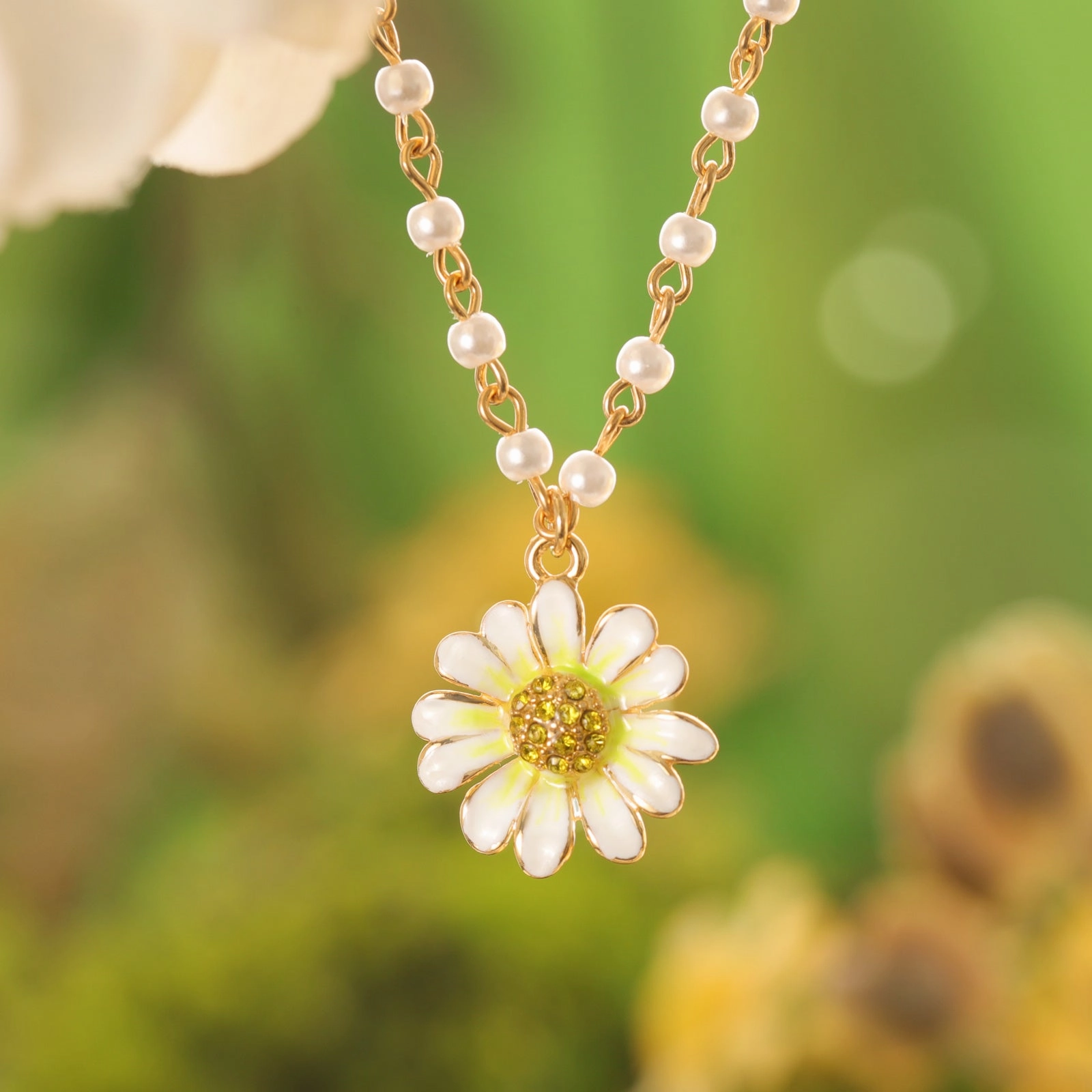 Daisy Pearl Necklace clean look Chic Finish