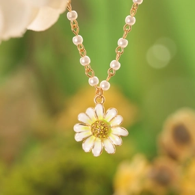 Daisy Pearl Necklace clean look Chic Finish