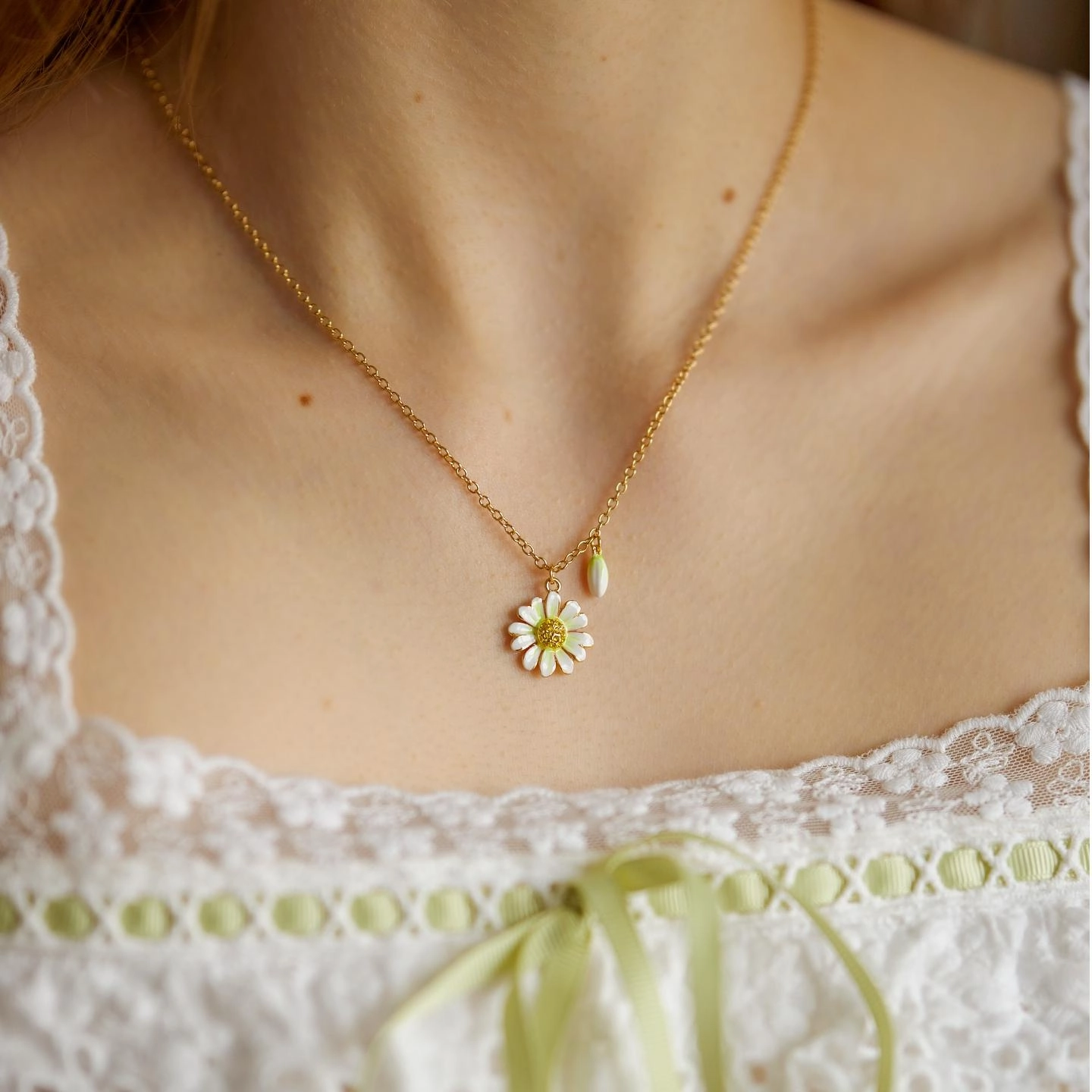 Colorful Glow Glow Detail Daisy Pendant Necklace