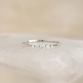 Romantic Present Lightweight Craft Graduated Diamond Ring White Gold - Dahlia