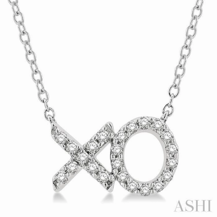 Magnificent Accessory 1/6 Ctw 'XO' Hugs and Kisses Round Cut Diamond Petite Fashion Pendant With Chain in 10K White Gold