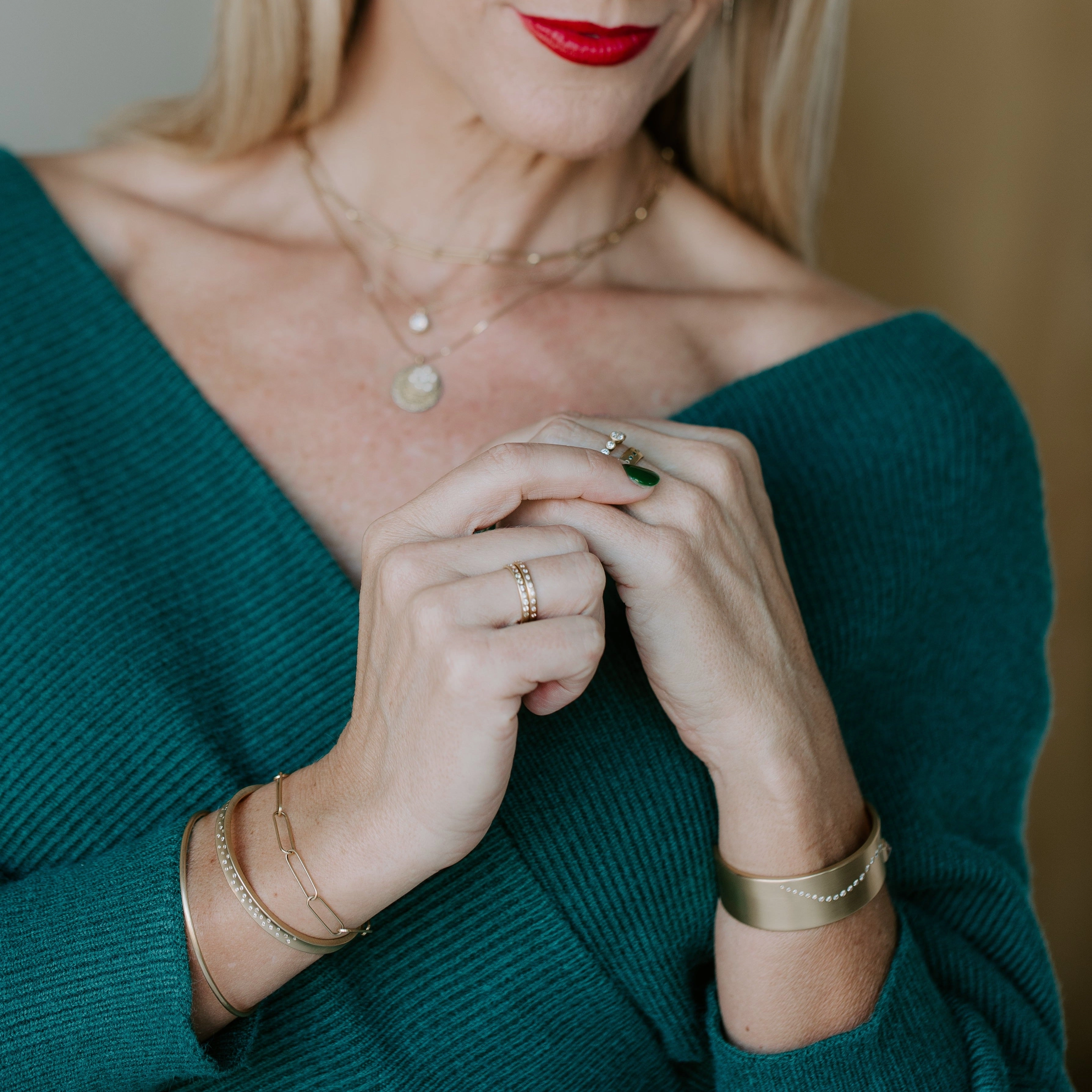 Narrow Scattered Diamond Cuff - 18ky Gold   VS Diamonds Fashion Look Modern Accent