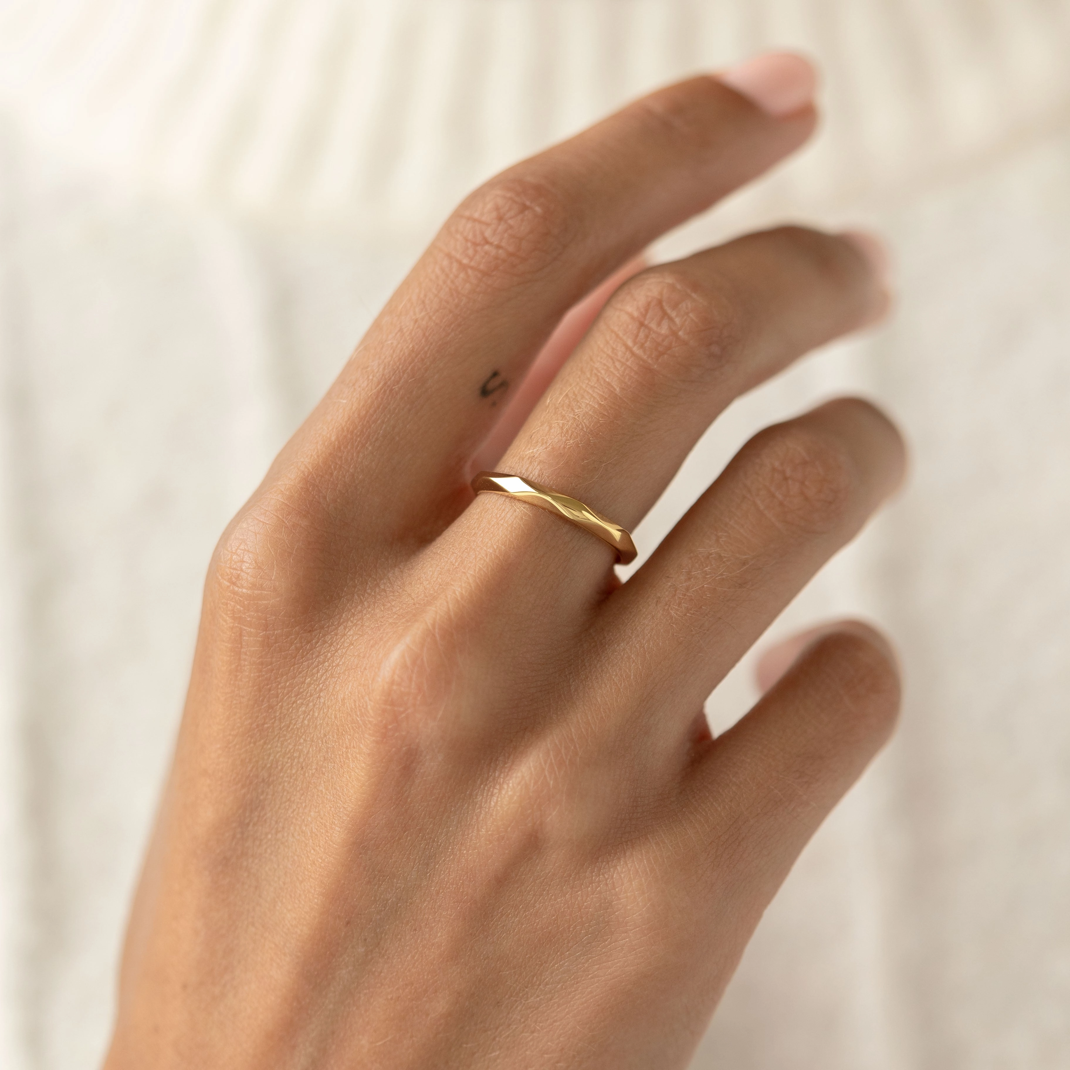 Chic Ornament Bold Token Faceted Ring - Rikka
