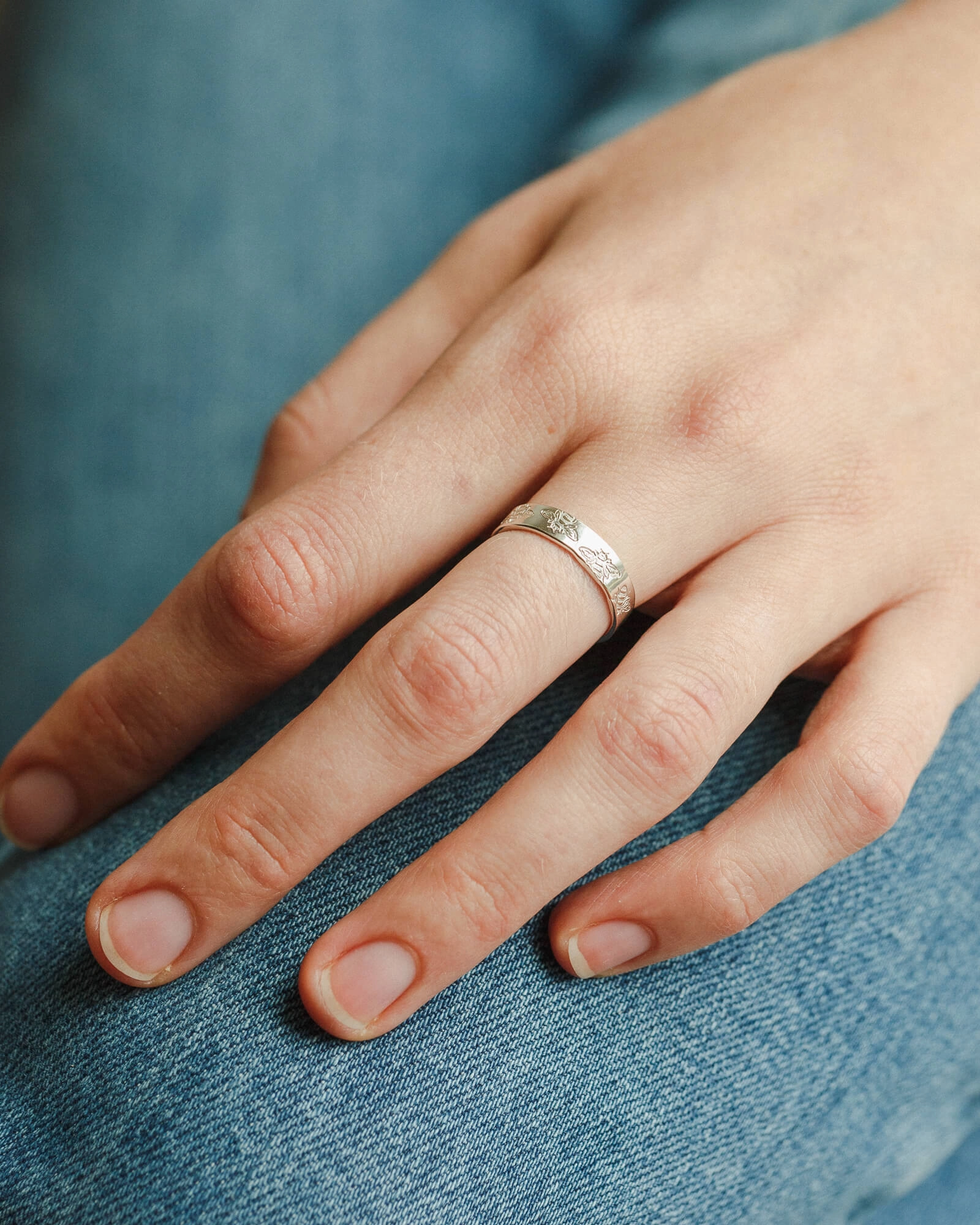 Delicate Art Honey Bee Meuse Band