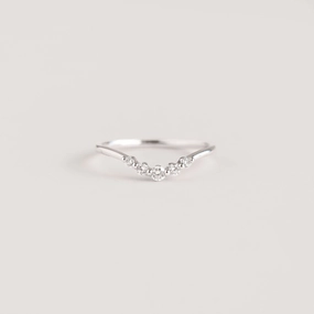 Signature Accessory Lightweight product Graduated Diamond V Ring White Gold - Liora