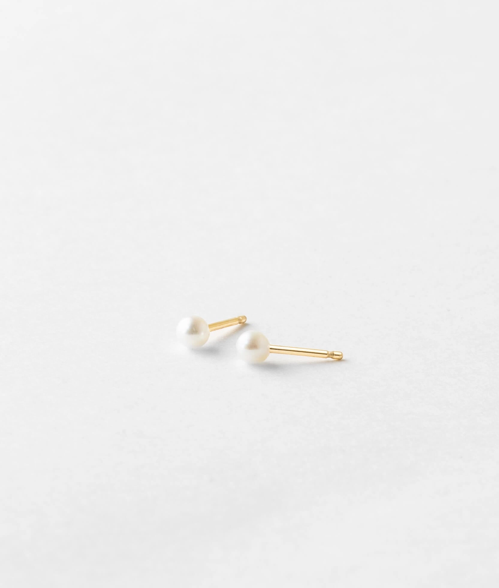 Glossy Piece Ornate Essential Pearl Studs