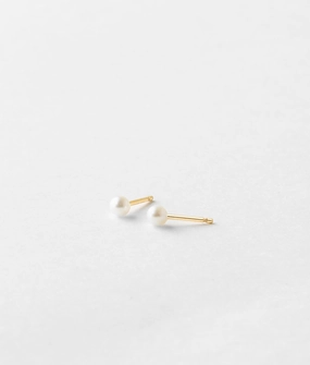 Glossy Piece Ornate Essential Pearl Studs