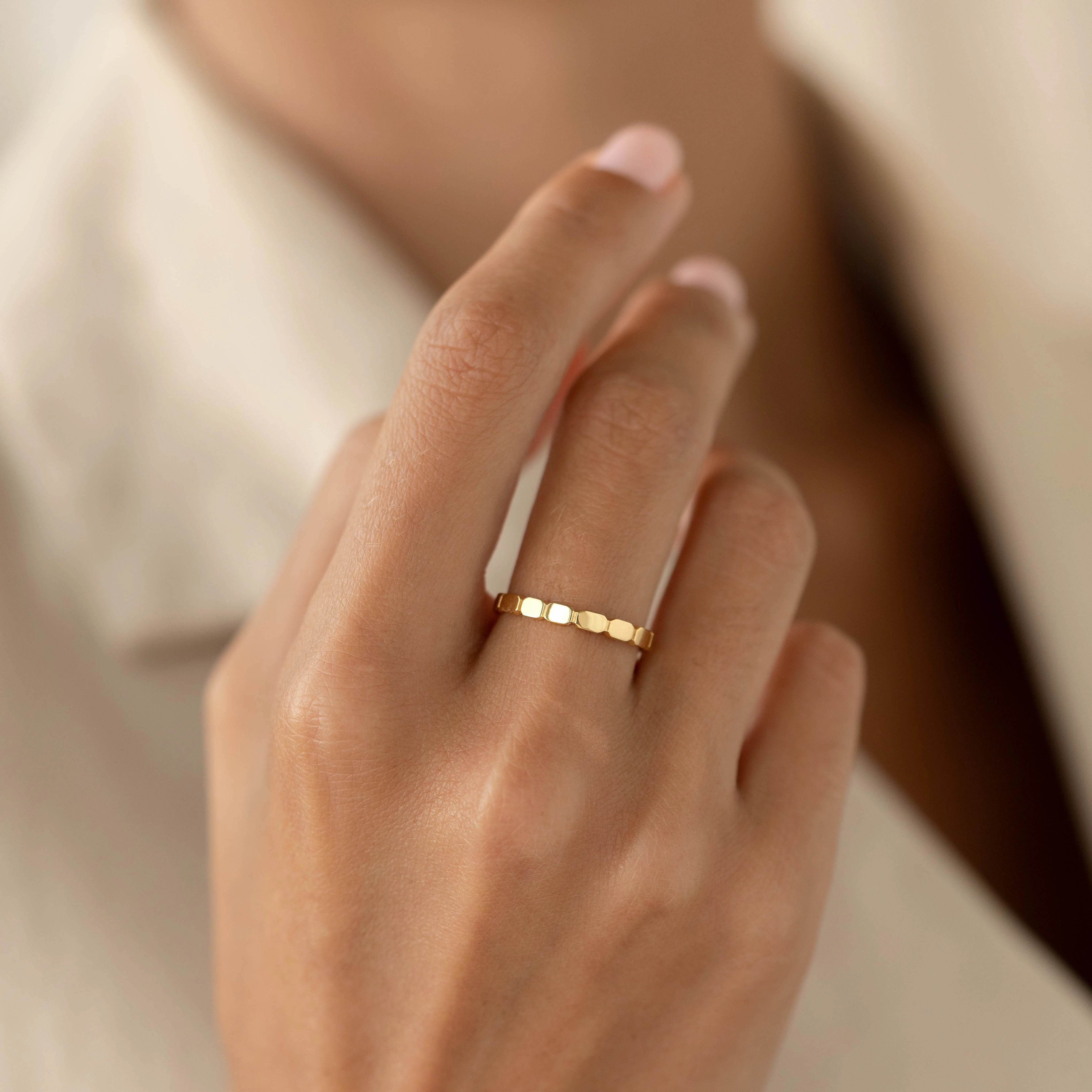 Elegant Emblem Ribbed Gold Ring - Mika