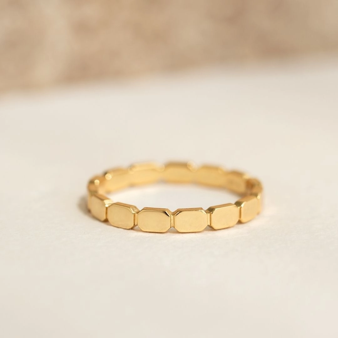 Modern Application Simple Emblem Ribbed Gold Ring - Mika