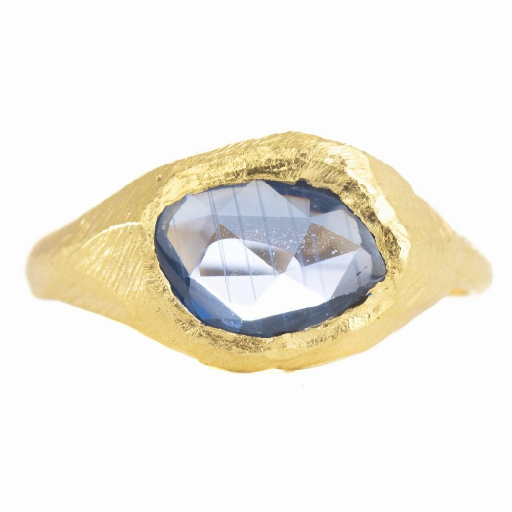 Sapphire Signet Ring - 18k Gold Stylish Vibe Detail Focus