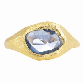 Sapphire Signet Ring - 18k Gold Stylish Vibe Detail Focus