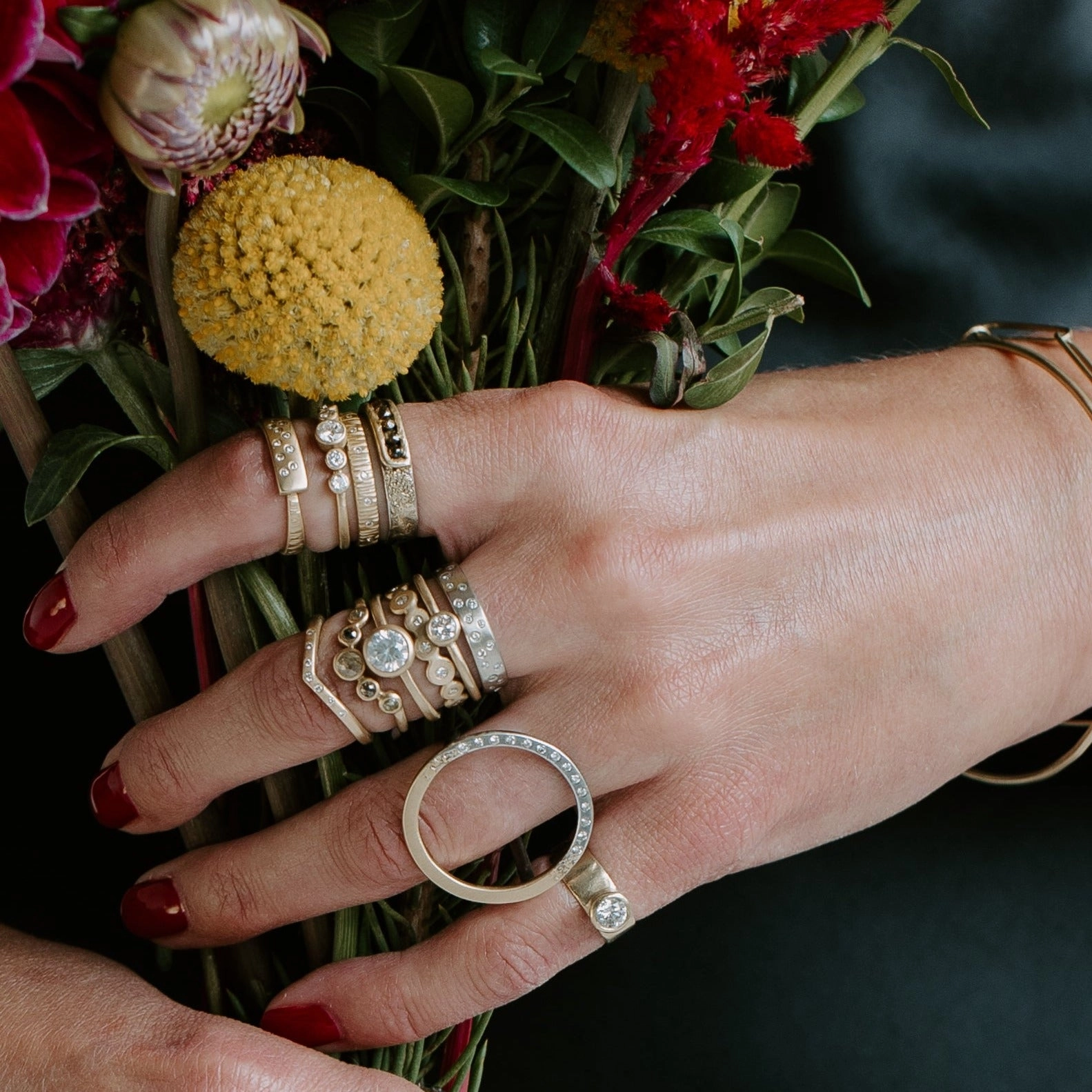 Soft Highlight 18kpw Scattered Diamond Band (Diamonds All The Way Around) - 4mm, 7mm, 10mm