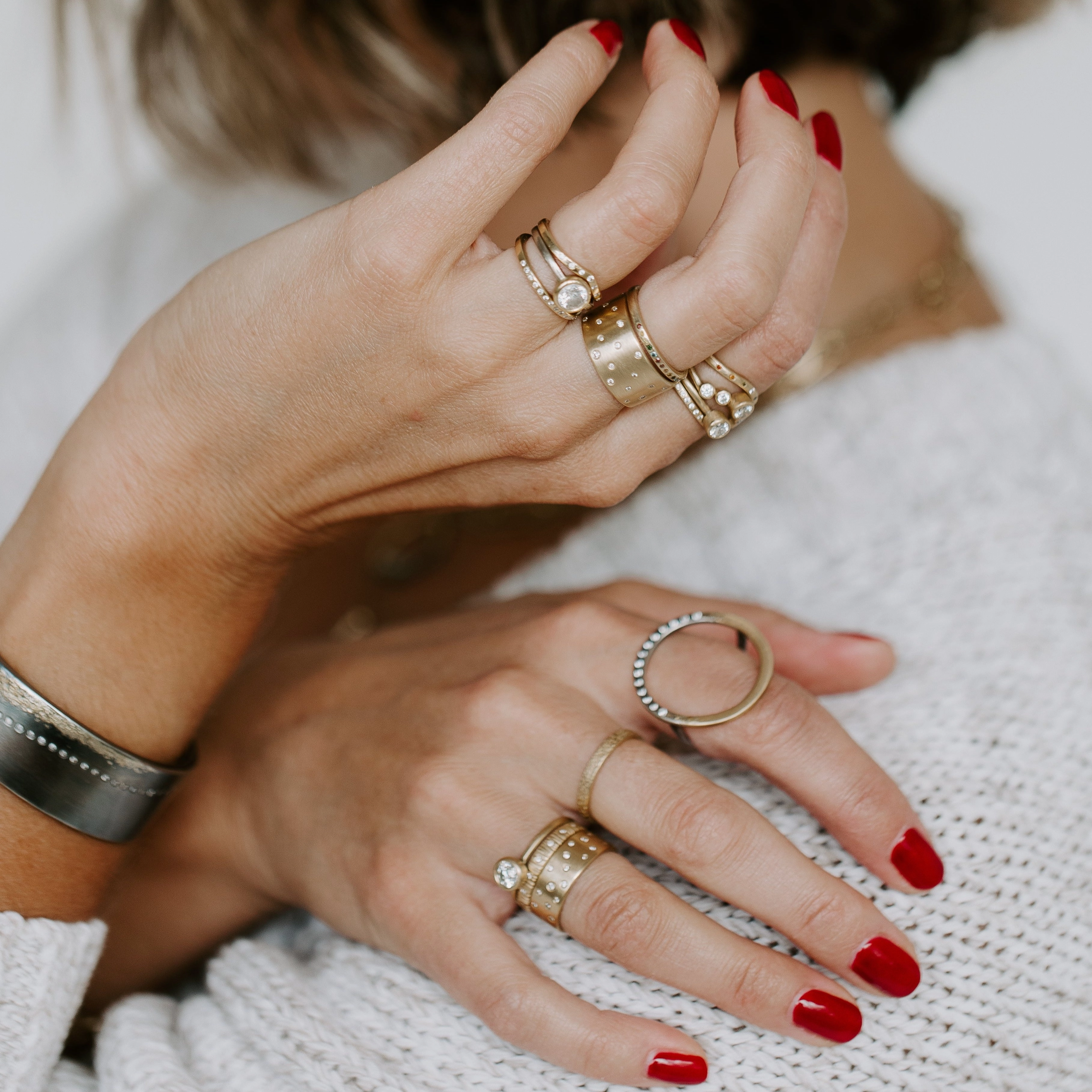 Urban Mood 18ky Gold Scattered Diamond Band (Diamonds All The Way Around) - 4mm, 7mm, 10mm